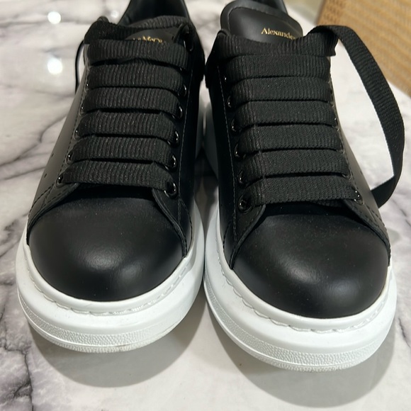 1000% Auth. Alexander McQueen Woman’s Oversized Sneaker Black Size 37 - Picture 6 of 8
